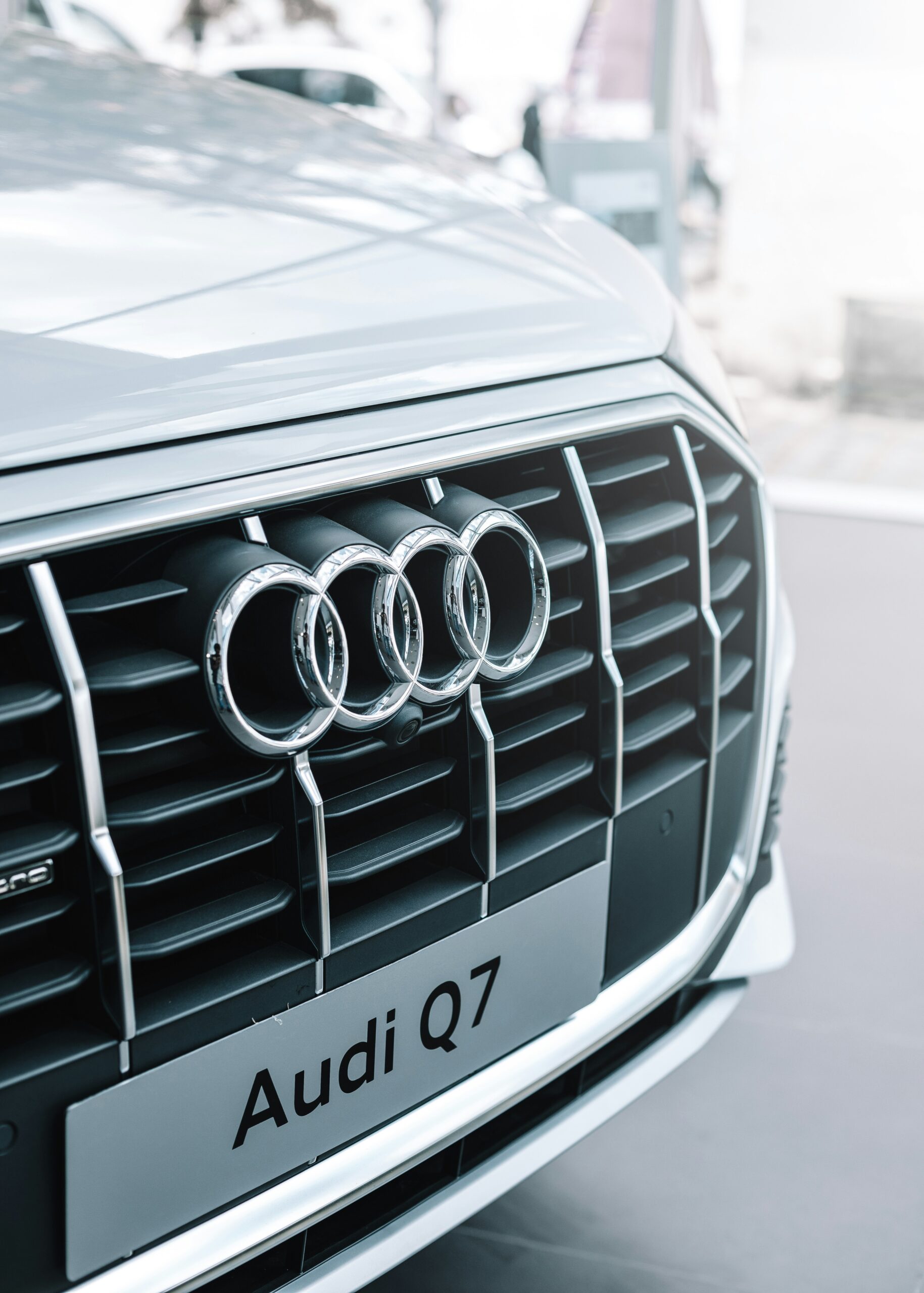 Read more about the article The Audi Q7: A Luxurious SUV with Style